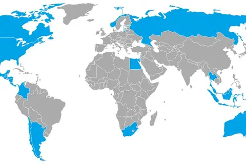 Map: Countries that border two or more oceans